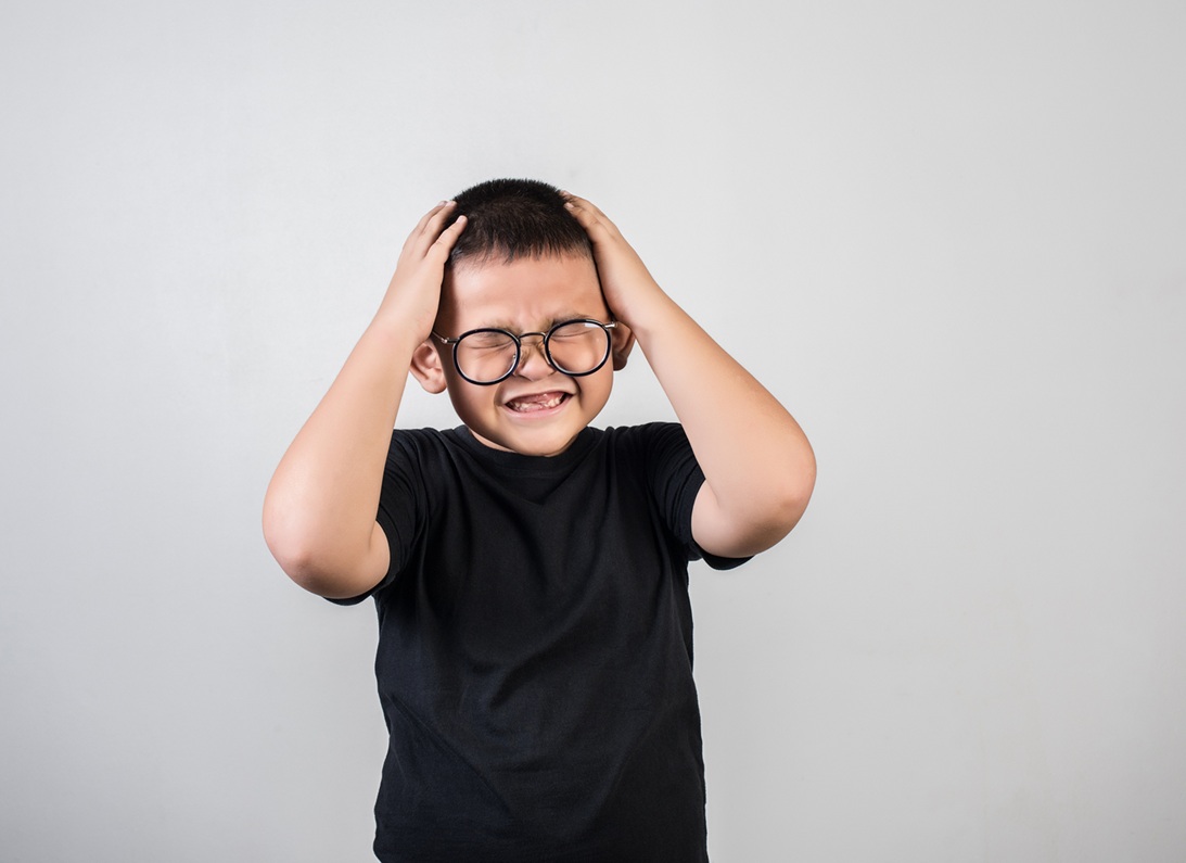 ¿Notas estas señales en casa? Podrían estar alertándote sobre la salud visual de tu hijo