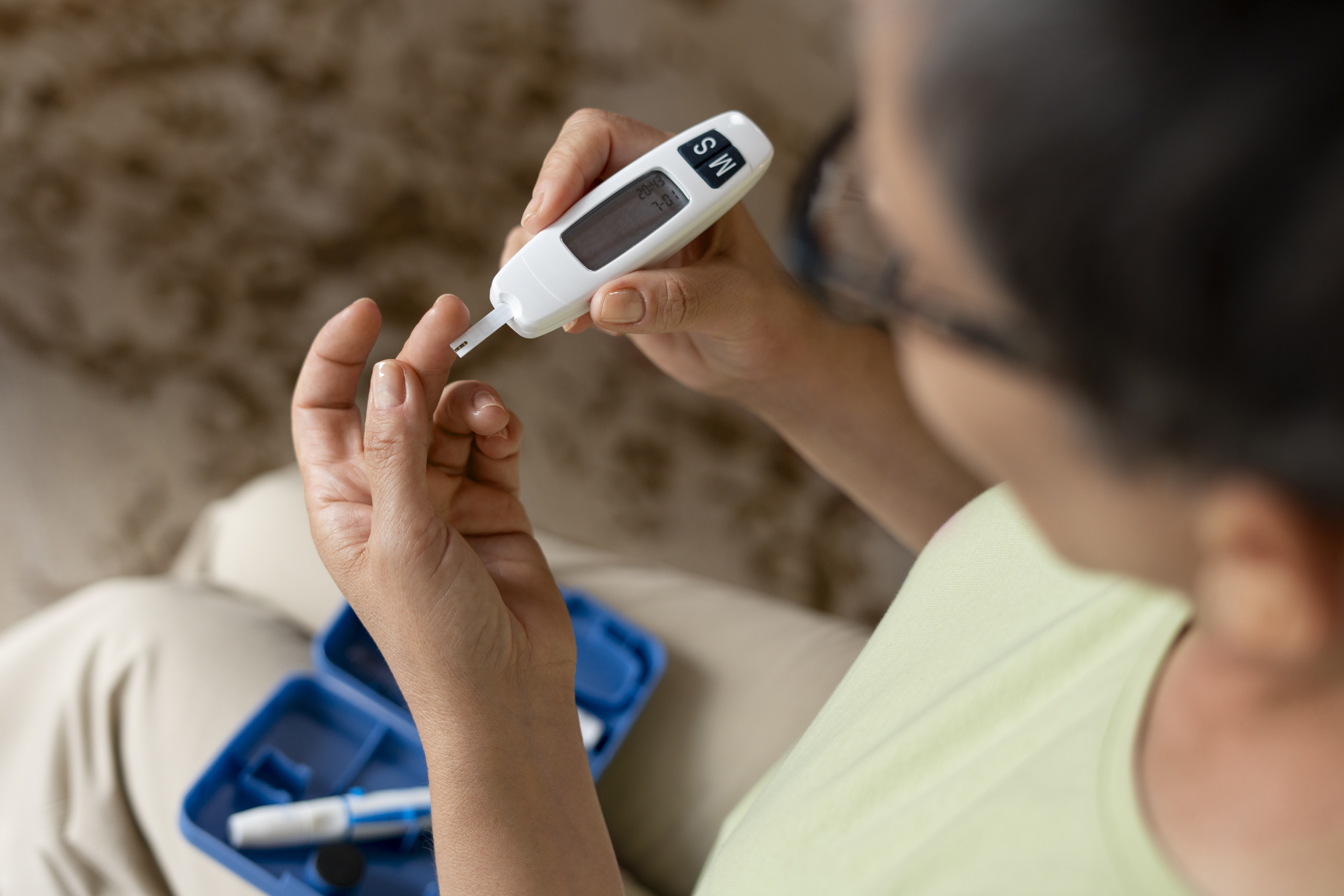 Solo 1 de cada 2 personas con diabetes tiene glucómetro en casa: ¿por qué es importante?