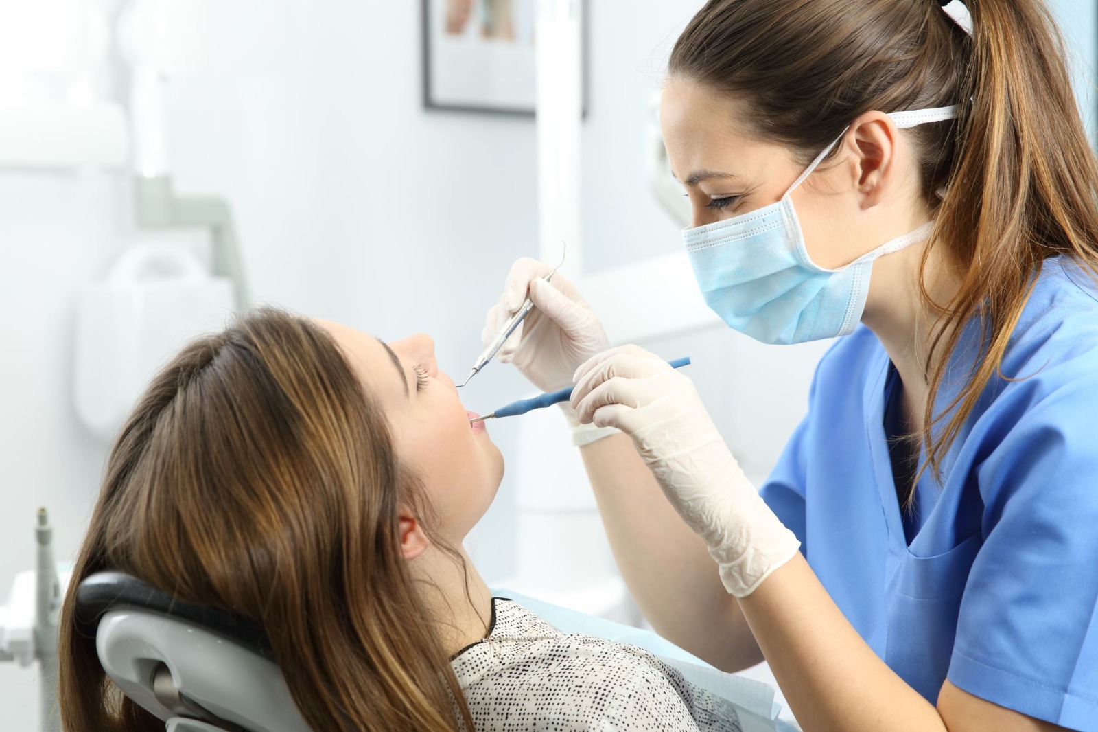 ¿Por qué se forma el sarro dental y cómo se evita?