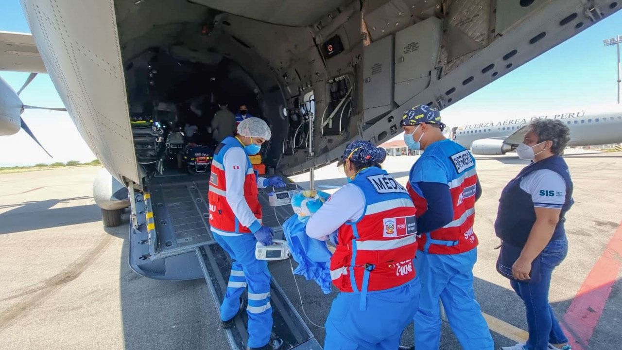 Cuatro menores en estado crítico fueron evacuados en vuelo aeromédico múltiple financiado por el SIS
