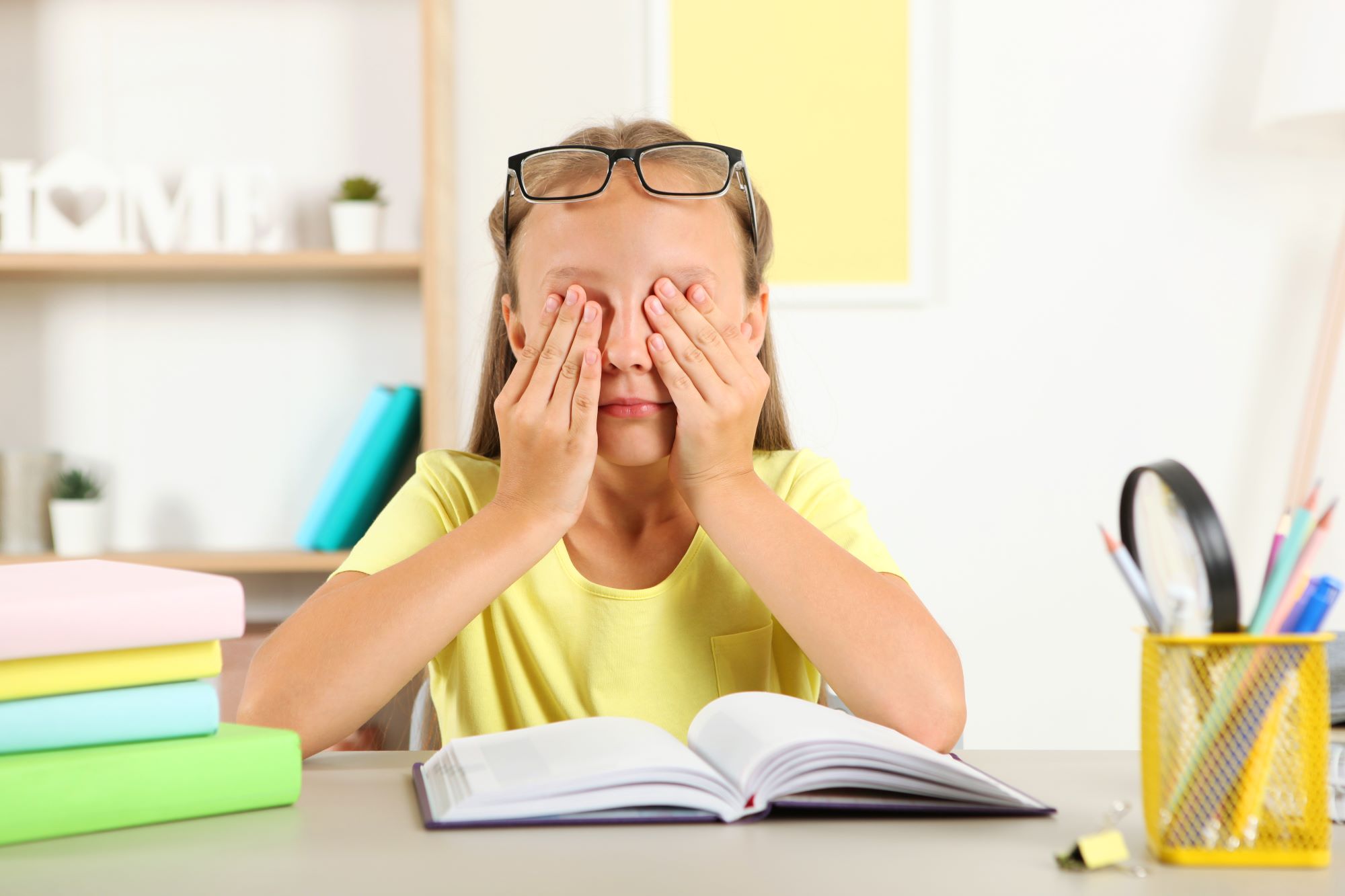 ¿Cómo afectan los problemas visuales en niños y adolescentes en el rendimiento académico?