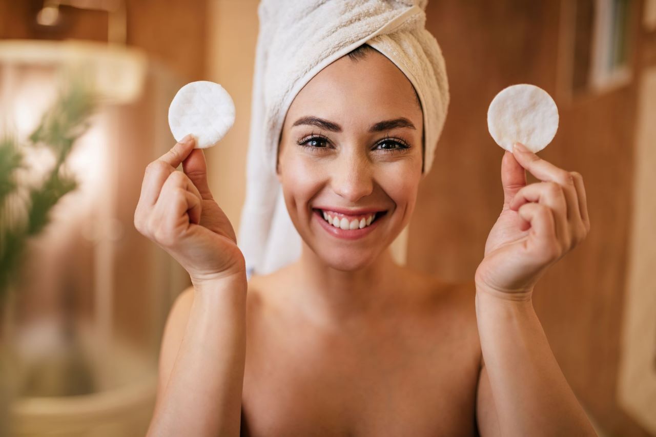Cinco consecuencias que afectan a tu piel al dormir maquillada