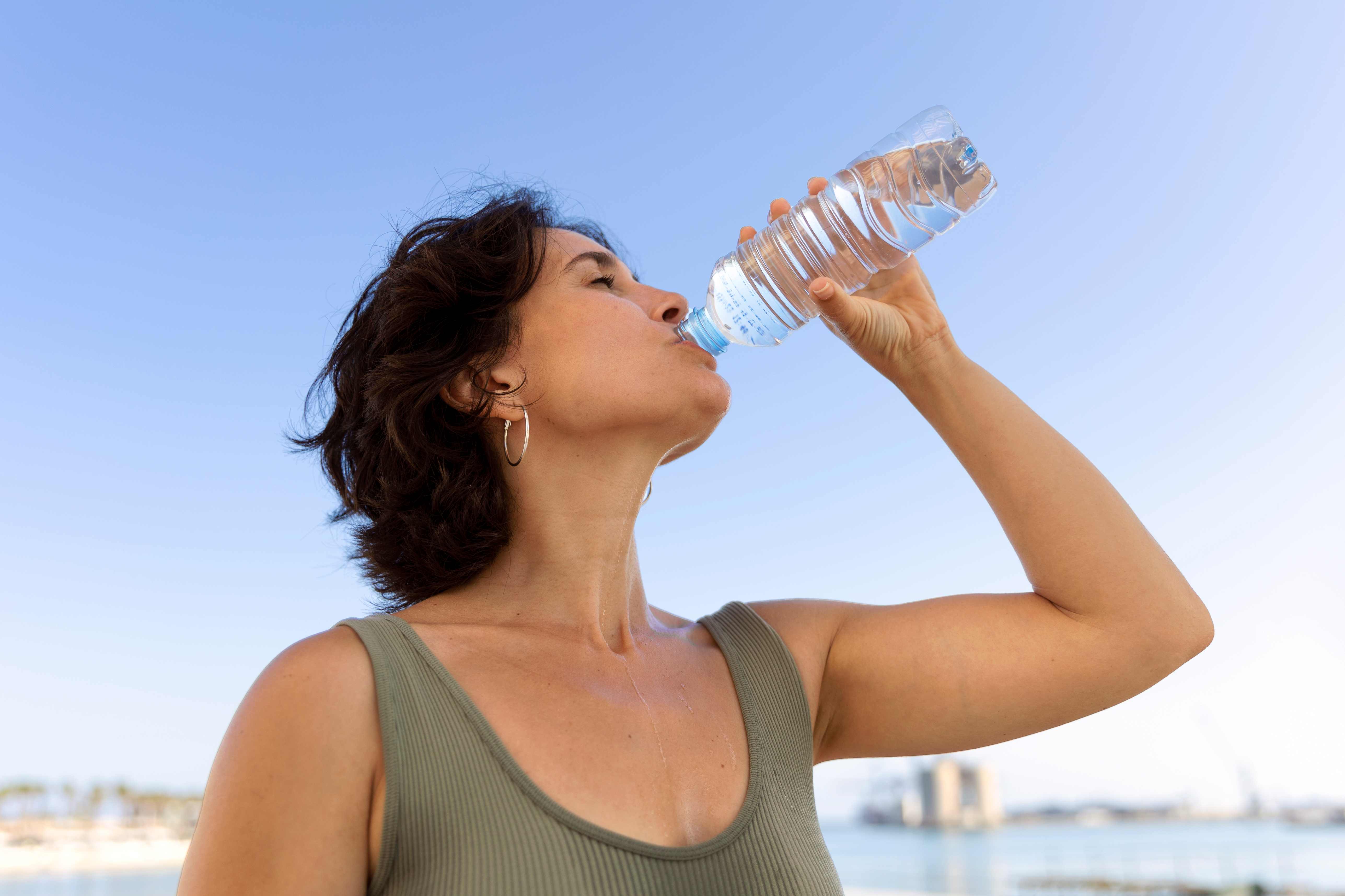 Verano y salud: aprende cómo mantener una hidratación óptima en días de calor extremo