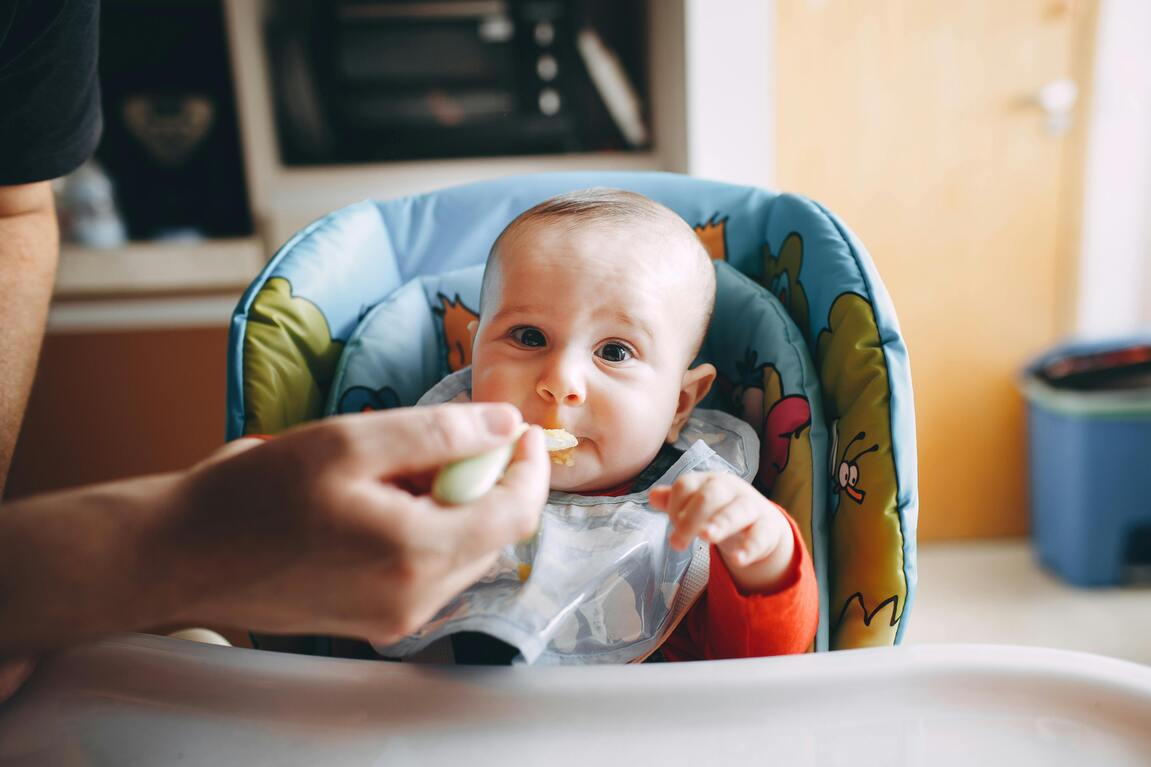 ¿TU BEBÉ ESTÁ PREPARADO PARA COMER SÓLIDOS? IDENTIFICA LAS SEÑALES
