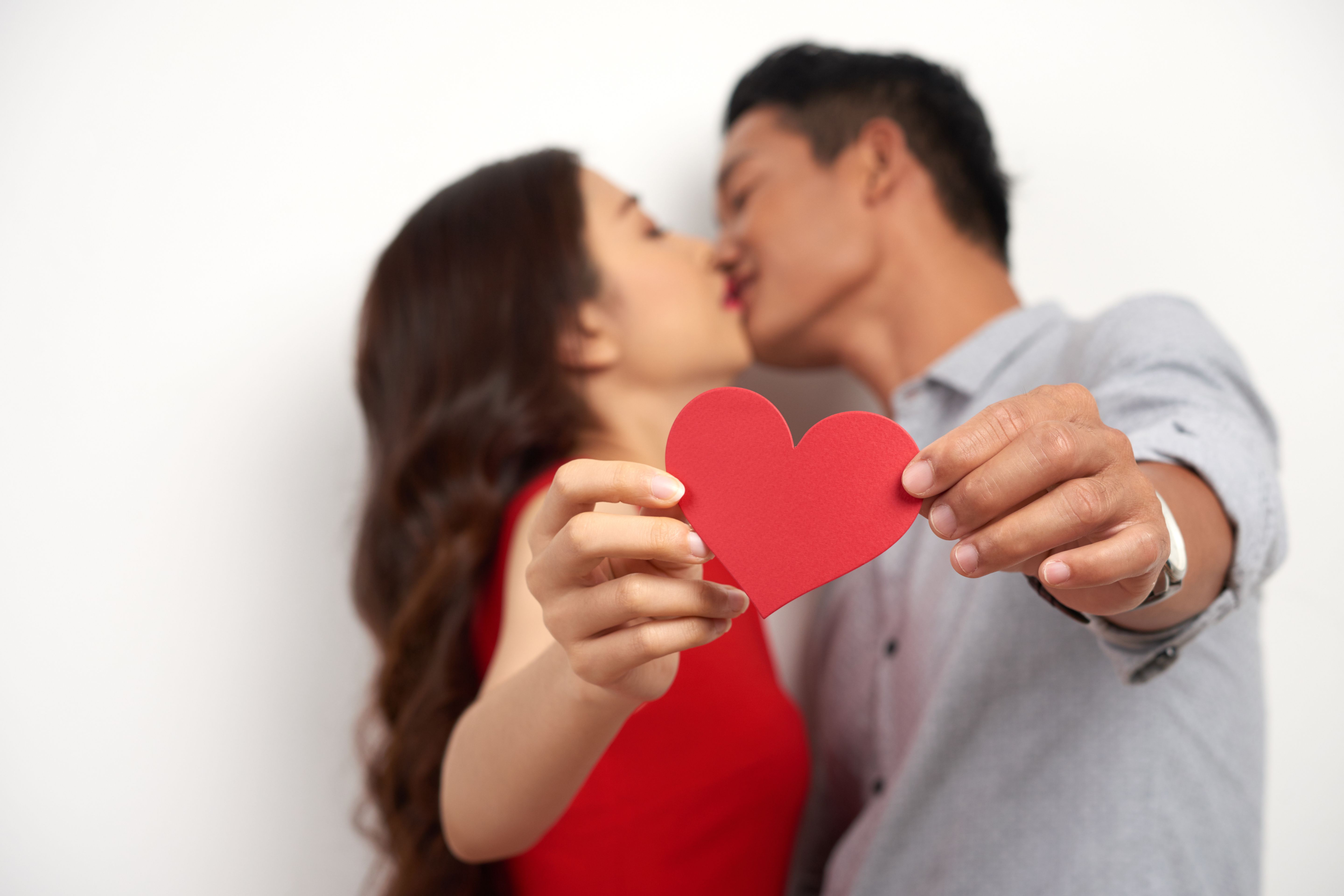 Besa con confianza: Guía para mantener tus dientes sanos este San Valentín