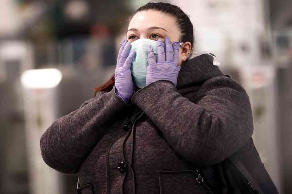 PERUANOS SE CONTAMINAN MAS DE COVID-19 CON LOS GUANTES POR DESCONOCIMIENTO EN SU USO