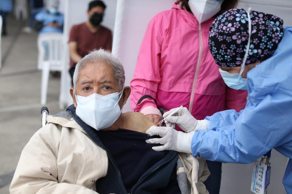La mortalidad en adultos mayores de 60 años se reduciría si contaran con tercera dosis.