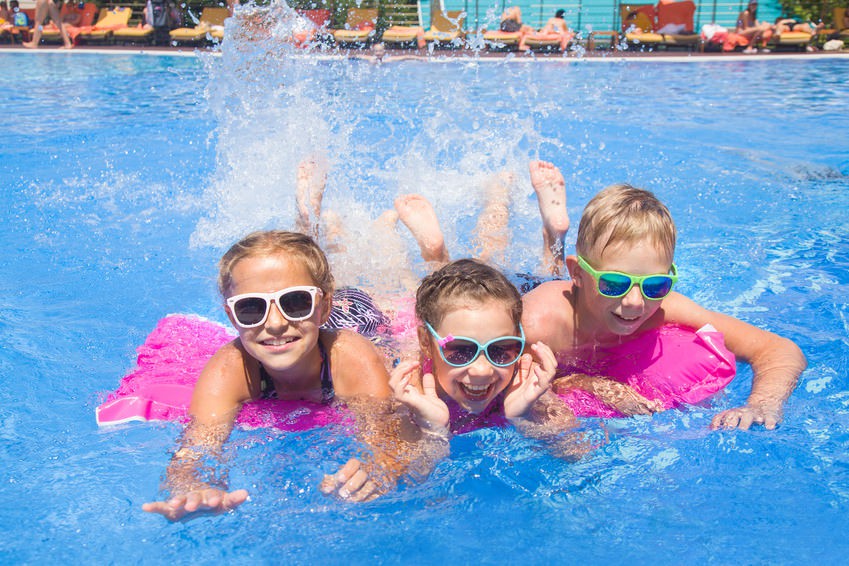 Cinco tipos de infecciones estomacales que se pueden contraer en la piscina y cómo prevenirlas