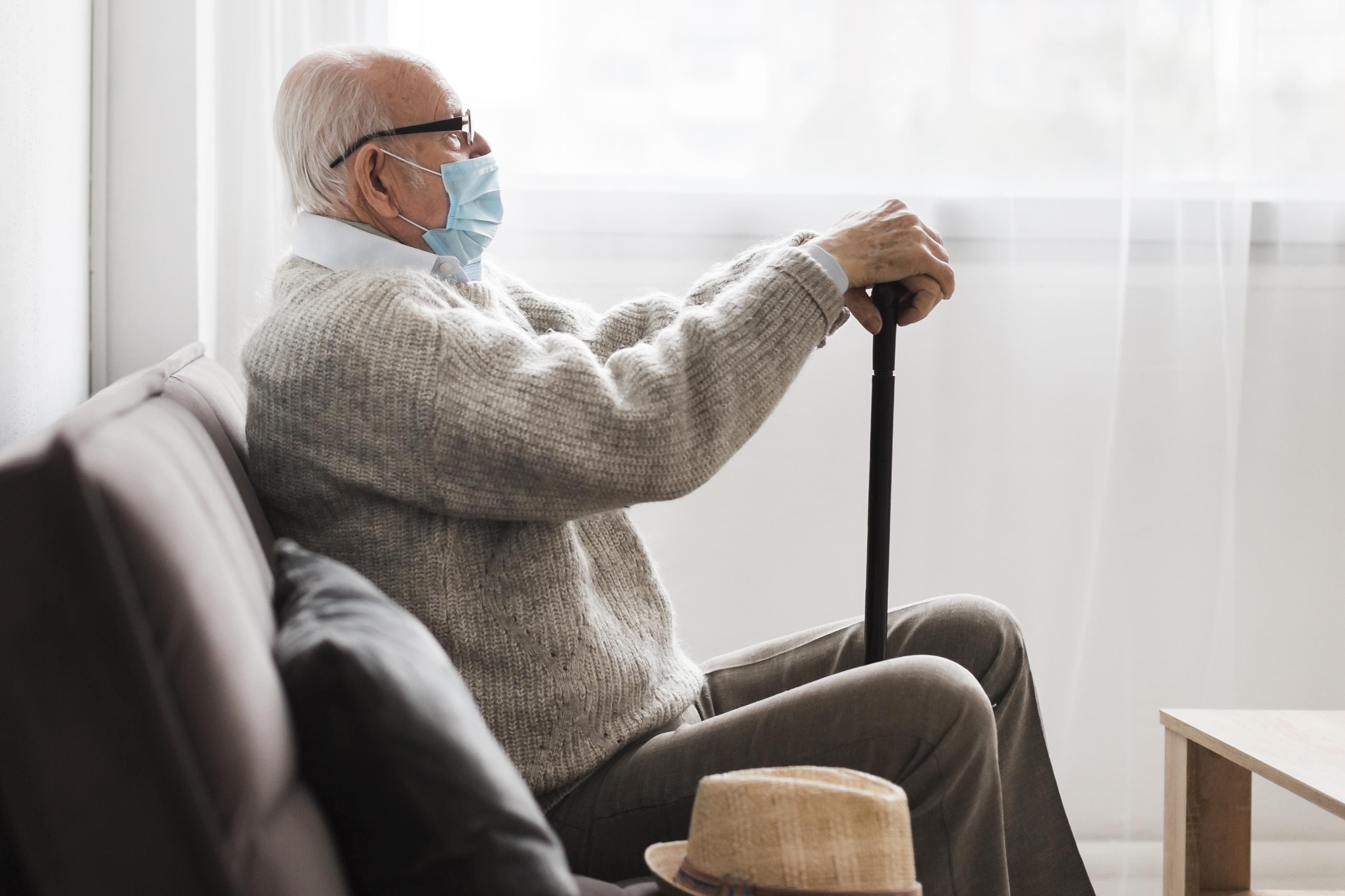 Adultos mayores y bajas temperaturas: ¿cómo prepararse para el invierno?