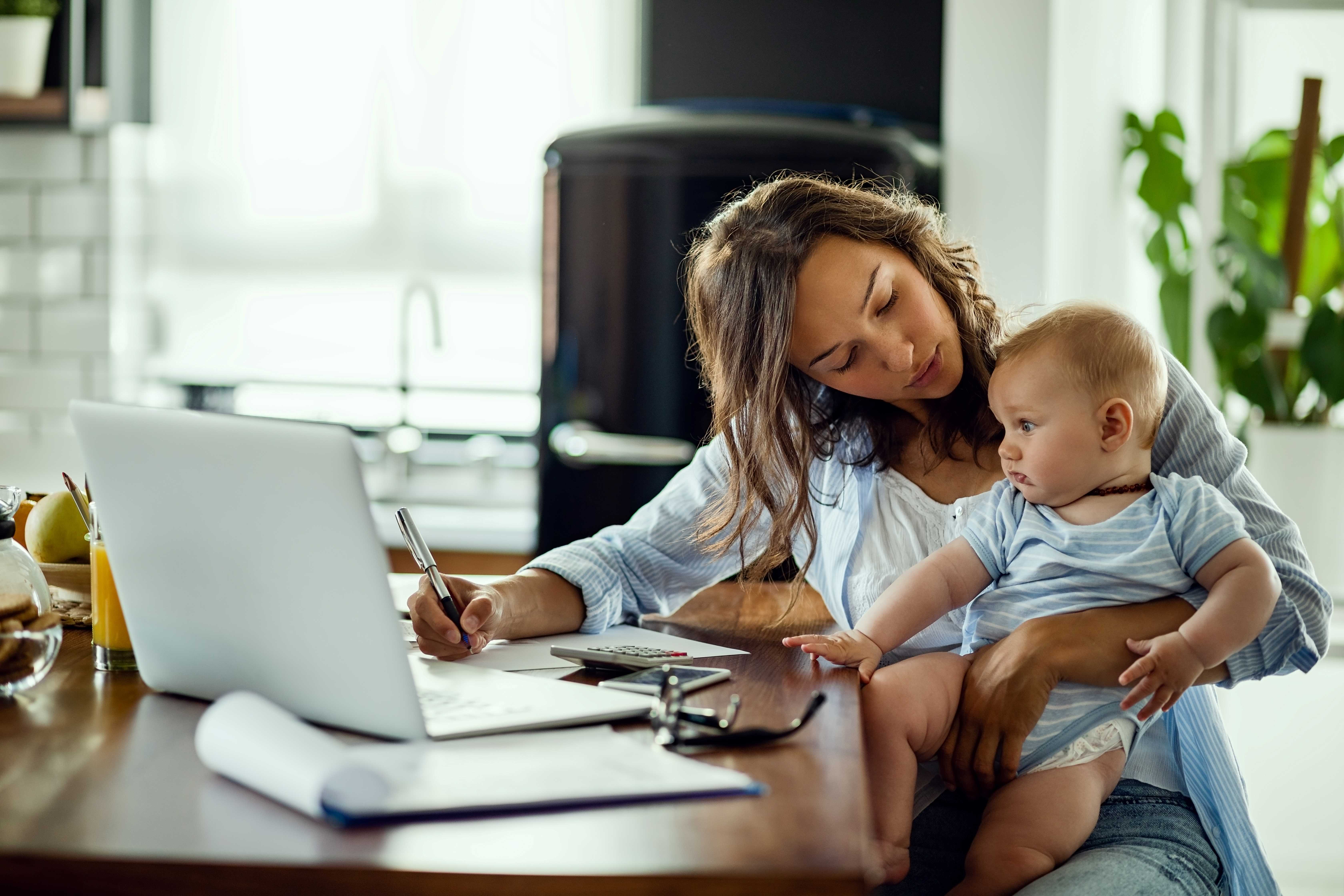 Trabajo y maternidad: ¿cómo encontrar empleos flexibles que se ajusten a la vida familiar?